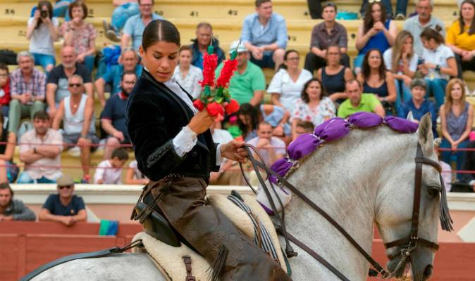 La rejoneadora Lea Vicens, herida por su propio caballo
