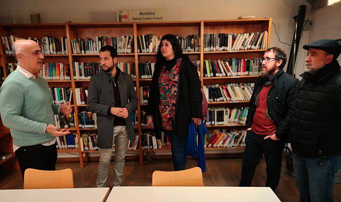 Los concejales de Adelante Sevilla Daniel González Rojas y Sandra Heredia visitan una biblioteca en Triana.