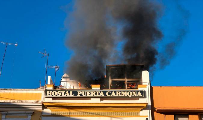 Incendio en el hostal Puerta Carmona. / Damián Romero