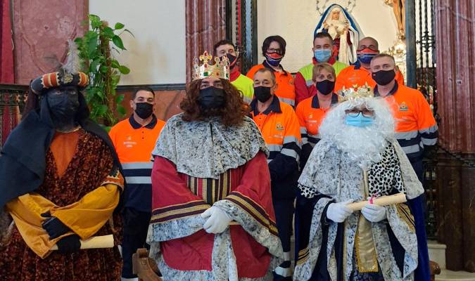 Los Reyes Magos de Oriente, provistos de mascarillas, en Villanueva del Río y Minas (Foto: Ayuntamiento de Villanueva del Río y Minas).