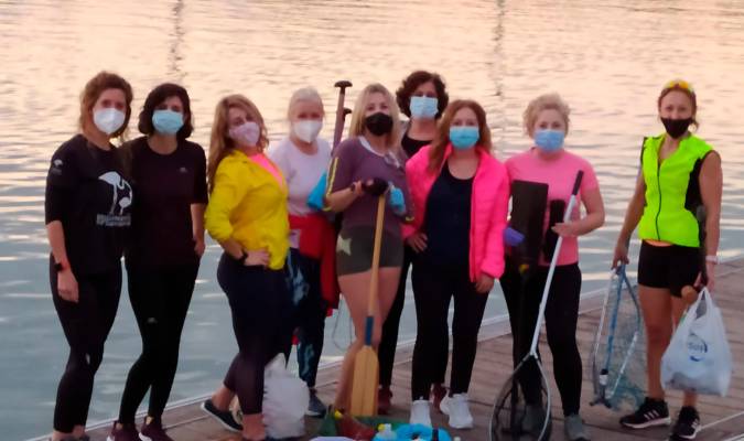 Un grupo de piragüistas concienciados limpian cada semana el río Guadalquivir