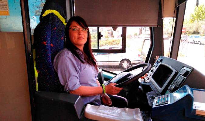 El número de conductoras de autobús crece en un 70% en Sevilla