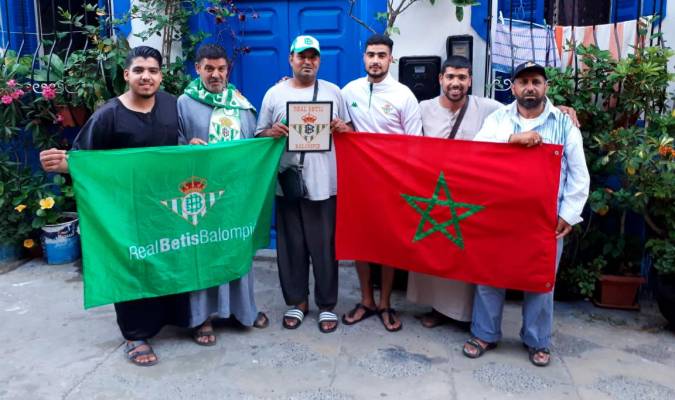 Los béticos de Assilah con la bandera de Marruecos, la del Betis y otros símbolos verdiblancos. / El Correo