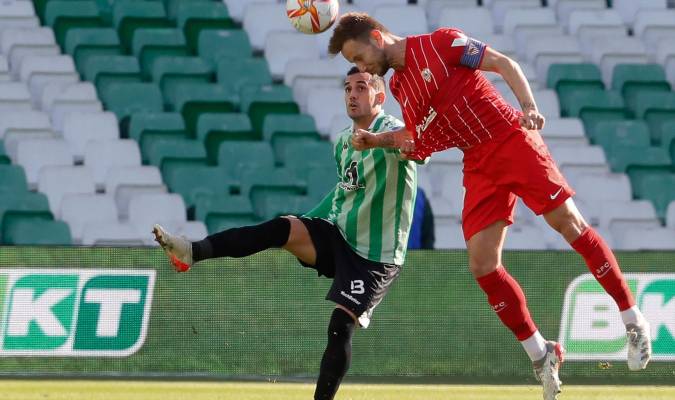 El delantero del Betis Juanmi (i) disputa el balón ante el centrocampista croata del Sevilla Ivan Rakitic (d). EFE/ José Manuel Vidal