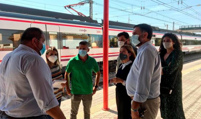 El alcalde de Brenes, Jorge Barrera, con parlamentarios andaluces en la estación de tren de la localidad (Foto: Ayuntamiento de Brenes)