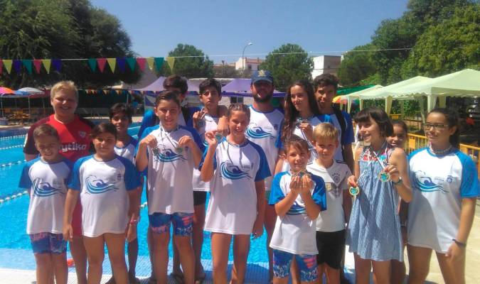 El equipo de competición de natación consigue 14 medallas en la final provincial