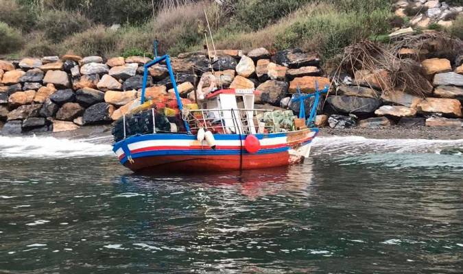 Rescatados tres marinos tras embarrancar en una zona rocosa