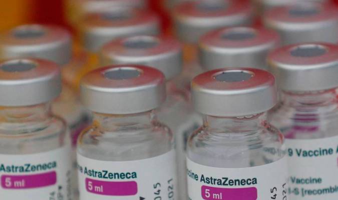 Miles de vacunas de AstraZeneca quedan almacenadas hasta nueva orden. / El Correo