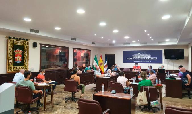 Pleno de la Corporación Municipal de Guillena celebrado este miércoles, manteniendo todas las medidas sanitarias. (Foto: Ayuntamiento de Guillena).