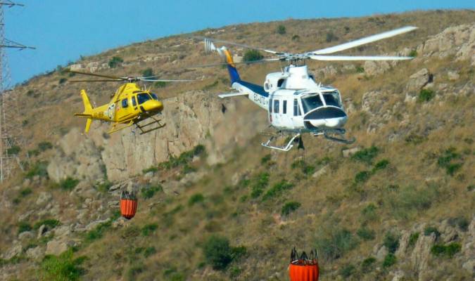 Helicópteros del Infoca en un incendio forestal. / EUROPA PRESS/INFOCA