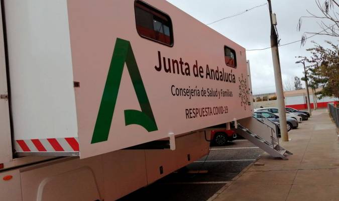Andalucía aplaca la cuarta ola y sale del riesgo extremo
