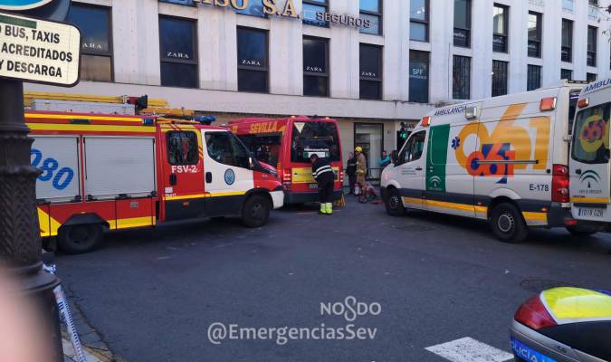 Diez heridos al empotrarse un microbús contra un escaparate del centro de Sevilla