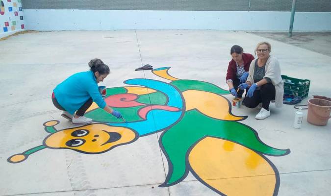 Pruna pinta el suelo de su colegio para que los niños tengan dibujos educativos