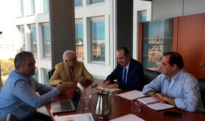Reunión entre el comisionado del Polígono Sur y responsables de la Junta de Andalucía. / EP