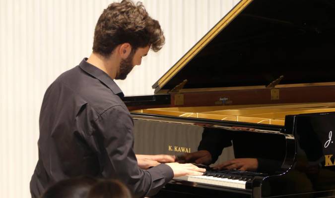 El pianista Pepe Fernández triunfa en su estreno en el Centro cultural de la Casa Surga de Utrera