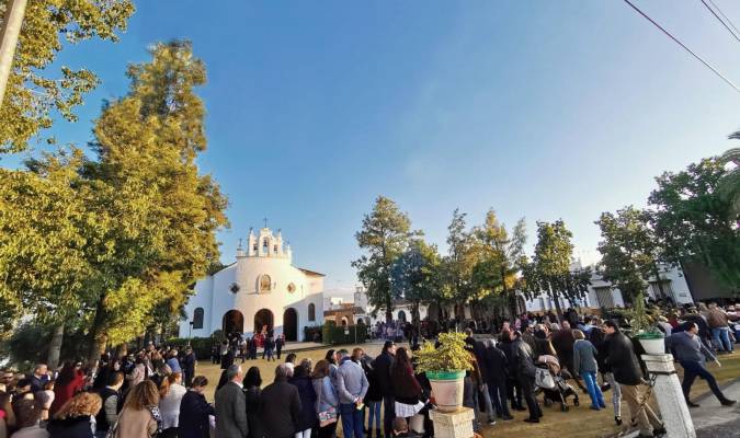 Visitantes del Belén esperan para visitar la representación ante la ermita de la Divina Pastora, en la aldea de Los Pajares.