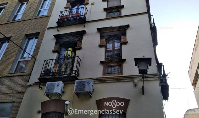 La vivienda afectada está en la calle Escoberos. / Emergencias Sevilla