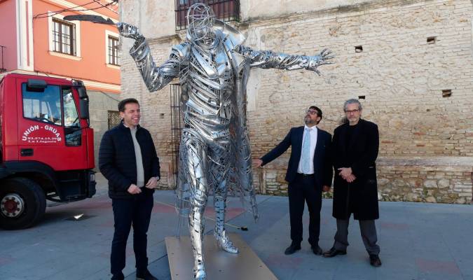 La escultura metálica de mil kilos de acero que será colocada junto a la fachada de la Casa Surga de Utrera. / El Correo