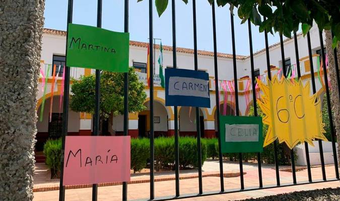 Una cinta por los alumnos de un colegio de Marchena que no se han podido despedir del centro