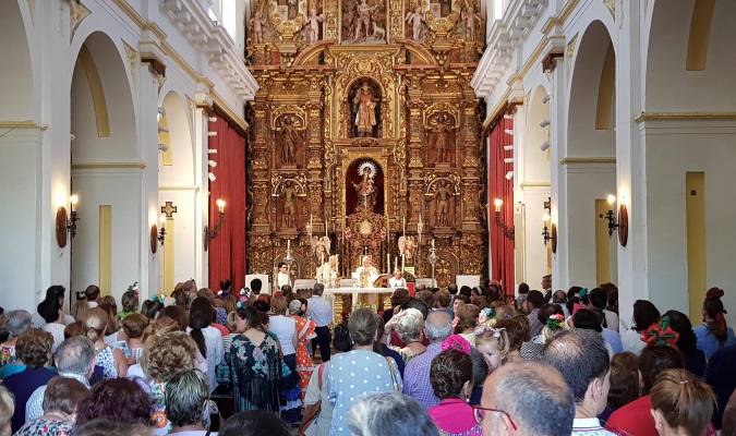 Misa de romeros en la parroquia de San Vicente de Tocina.