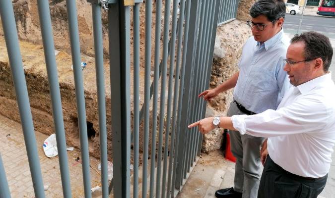 La muralla de la Macarena «vuelve a ser un vertedero»