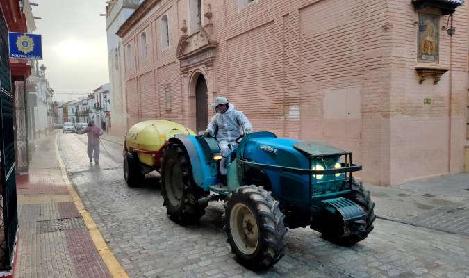 Los tractoristas de Benacazón se unen para desinfectar el pueblo