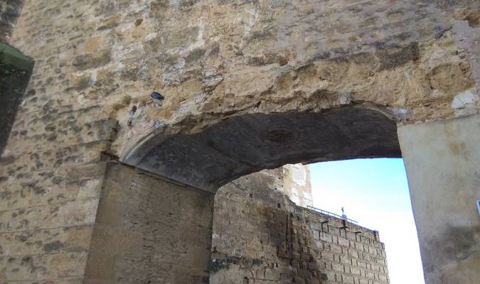 Tranquilidad en Carmona tras desprenderse parte del mortero de una antigua vivienda adosada a la Puerta de Sevilla