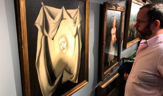 La subasta del cuadro “La Santa Faz” (i), obra inédita del Zurbarán, ha quedado desierta esta noche en la galería sevillana Isbilya Subastas de Arte, tras salir a la puja por un precio de salida de 160.000 euros. EFE/FermÌn Cabanillas