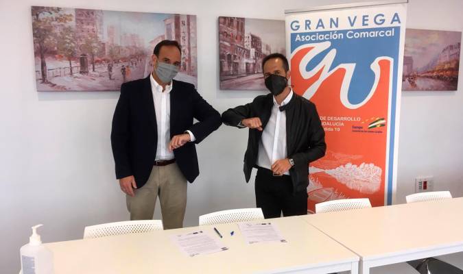 Firma del acuerdo de colaboración para la digitalización de los municipios de la comarca entre Gran Vega y HERE. (Foto: Asociación comarcal Gran Vega).
