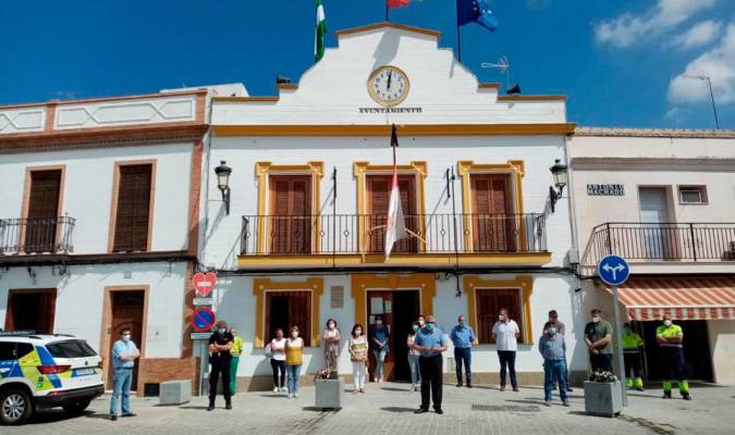 El alcalde de Alcoela y miembros de la corporación guardan un minuto de silencio a la finalización del luto oficial decretado en memoria de las víctimas de la pandemia (Foto: Ayuntamiento de Alcolea del Río).
