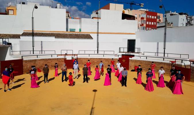 Una clase post Covid en la escuela taurina de Sevilla. / El Correo