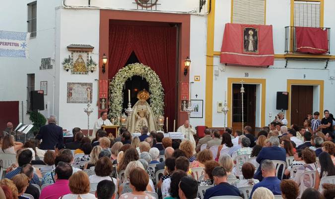 Misa de acción de gracias tras la restauración de la Virgen, celebrada en las puertas de la capilla de la hermandad.