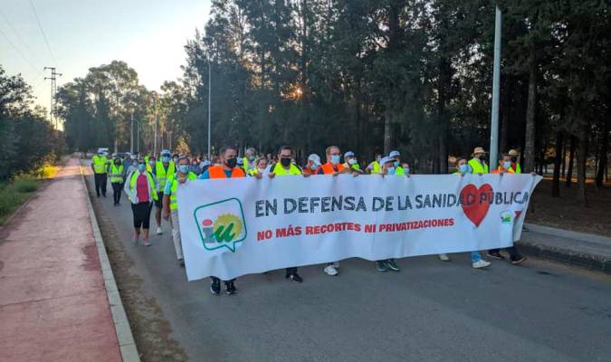 Segunda etapa de las ‘Marchas en defensa de la atención primaria y la recuperación de la sanidad pública’, que ha discurrido hoy entre El Priorato y Peñaflor (Foto: IU Lora del Río).