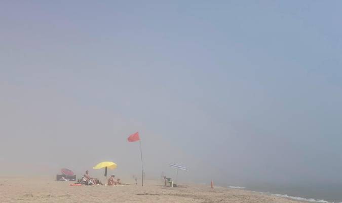 Un banco de niebla obliga a prohibir el baño en algunas playas de Huelva