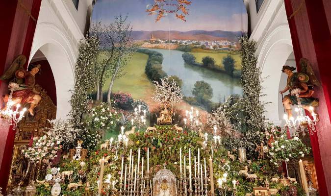 El risco, altar de cultos que cada año se instala para la novena de la Divina Pastora (Foto: Francisco J. Domínguez). 
