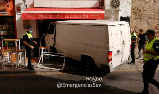 Imagen de la furgoneta empotrada en la cervecería. / Emergencias Sevilla
