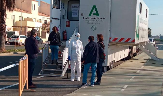 Unidad móvil desplazada hasta Alcalá del Río este miércoles para llevar a cabo el cribado poblacional (Foto: Ayuntamiento de Alcalá del Río)