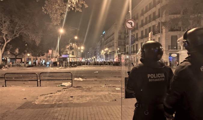 Siguen ingresados tres policías en Barcelona, uno muy grave
