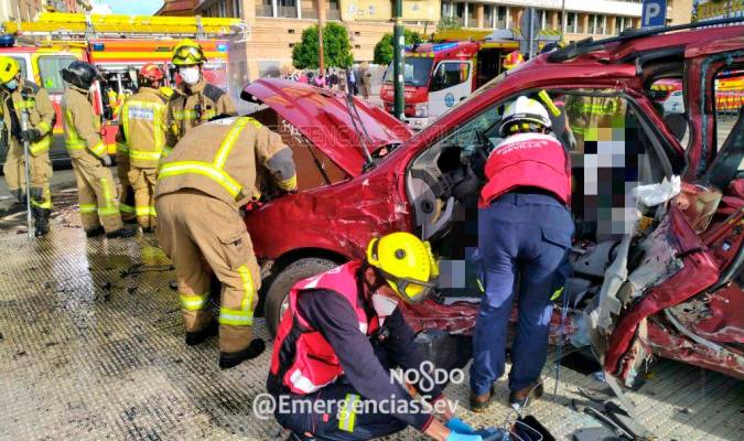Imagen del vehículo del conductor fallecido. / Emergencias Sevilla