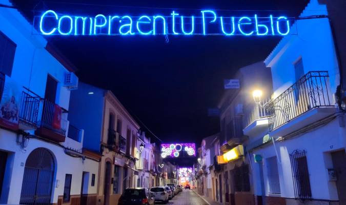 ‘Compra en tu pueblo’ ya ilumina las calles de Benacazón