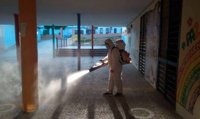 Desinfección de los centros escolares en la localidad. / Foto: Ayuntamiento de Castilblanco de los Arroyos