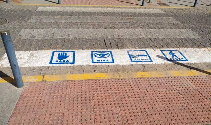 Pictogramas en pasos de peatones señalizados en otras localidades.