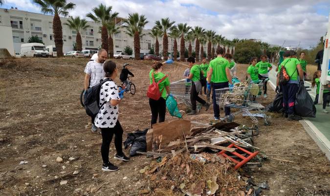 Unas 60 personas voluntarias limpian de basura un tramo de la corta del río