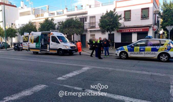 Ambulancias y vehículos policiales en el lugar del accidente en la Avenida de Hytasa. / Emergencias Sevilla