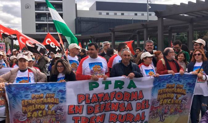 Unas 3.000 personas marchan en Sevilla en defensa del tren rural
