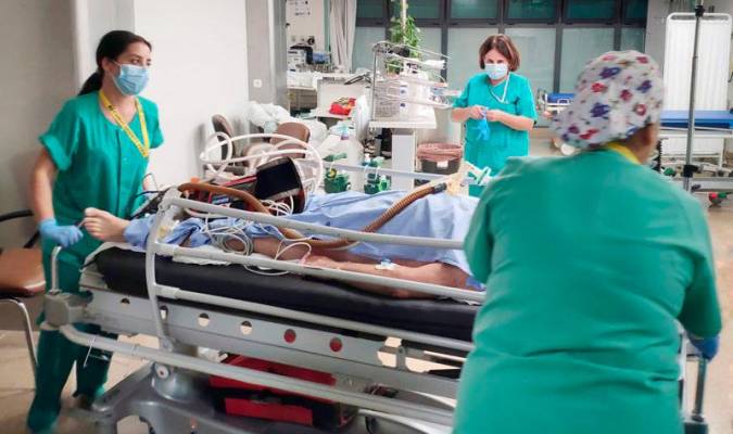 Sanitarias del Hospital Reina Sofía de Córdoba atienden a un paciente con Covid. / E.P.