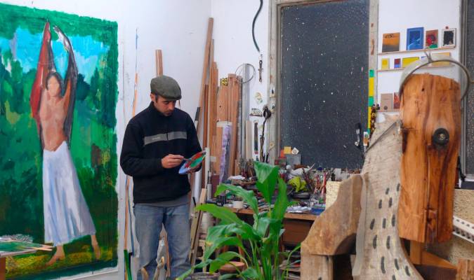 Fotografía cedida por el Consulado de España en Nueva York donde aparece el pintor Diego Quejido mientras trabaja en su estudio, en Nueva York en la cuarentena.