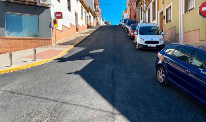 Alcalá inicia el reasfaltado de varias calles e instala pasos de peatones elevados
