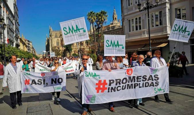 Medio centenar de médicos de Atención Primaria marchan por el centro de Sevilla