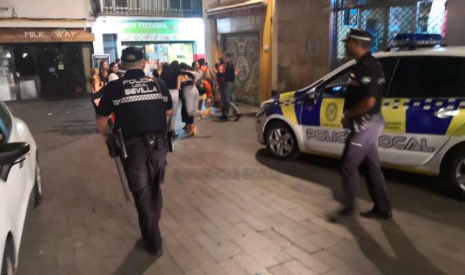 La Policía Local disuelve botellonas en el entorno de la Feria, Lope de Vega y Alameda